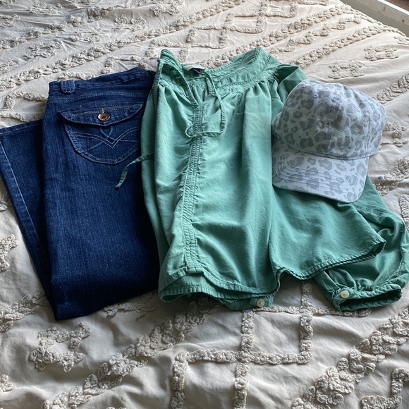 Universal Thread women’s green shirt - Picture 3 of 9